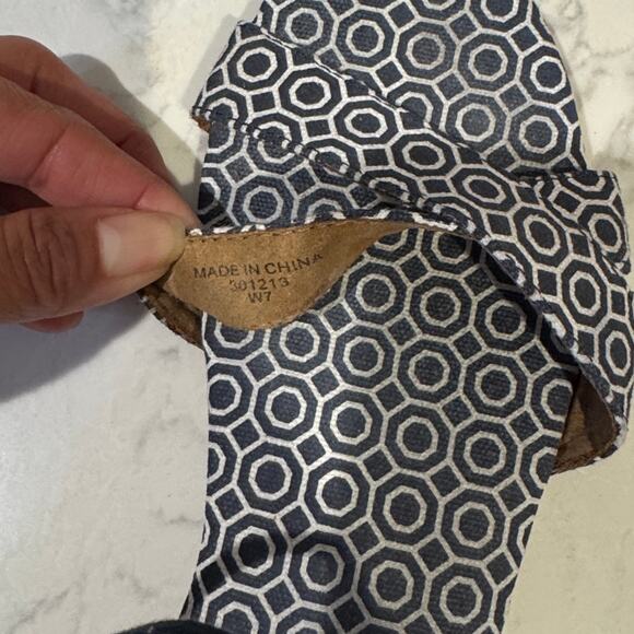 TOMS Navy Blue Canvas Geometric Flat Ankle Strap Correa Sandals size 7 casual - Picture 7 of 9